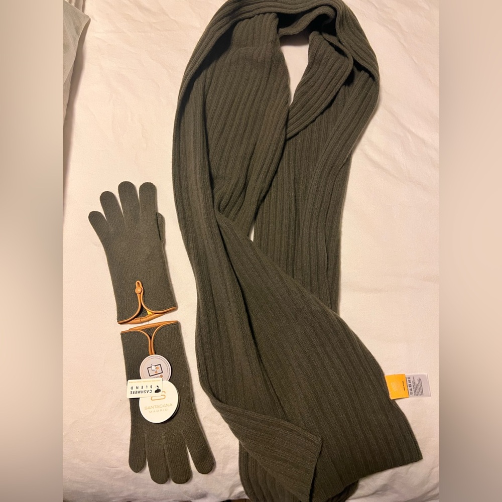 NWT SANTACANA Cashmere blend Scarf and Glove Set